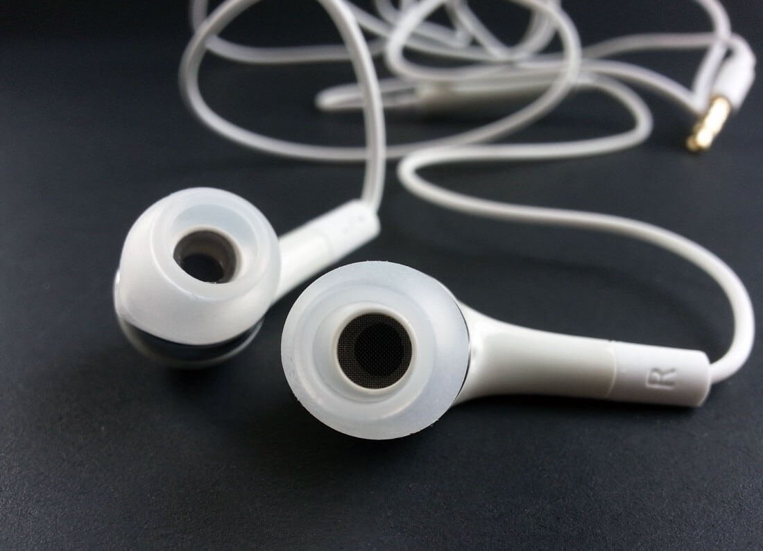 What Are the Differences Between Wired and Wireless Earphones?