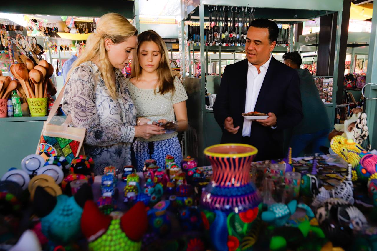 Recorre Luis Nava el Mercado Artesanal Querétaro