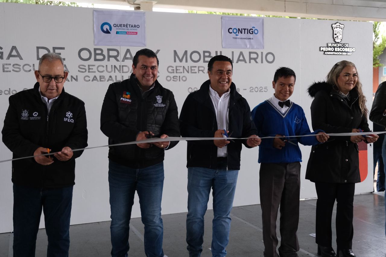 Luis Nava entrega obra y mobiliario educativo en Pedro Escobedo