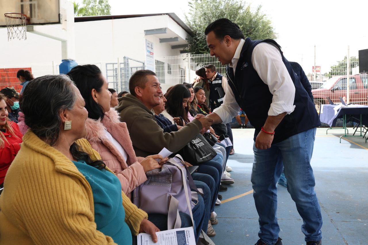 Beneficiarios reciben Tarjetas Contigo en la capital