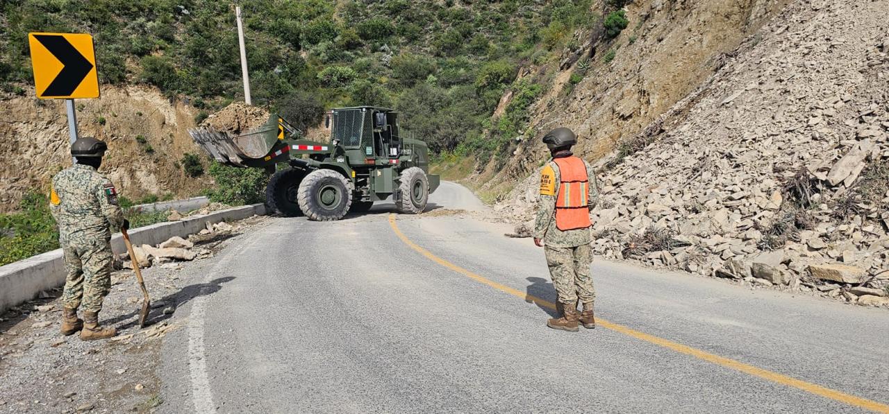 Ejército Mexicano, Guardia Nacional y autoridades estatales atienden deslaves registrados en la Sierra Norte del Estado de Querétaro.