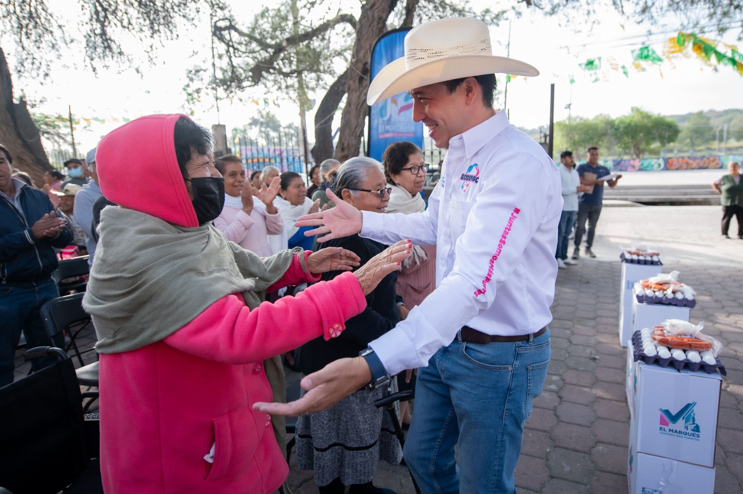 Rodrigo Monsalvo refuerza el apoyo alimentario con cinco mil despensas para adultos mayores en El Marqués.