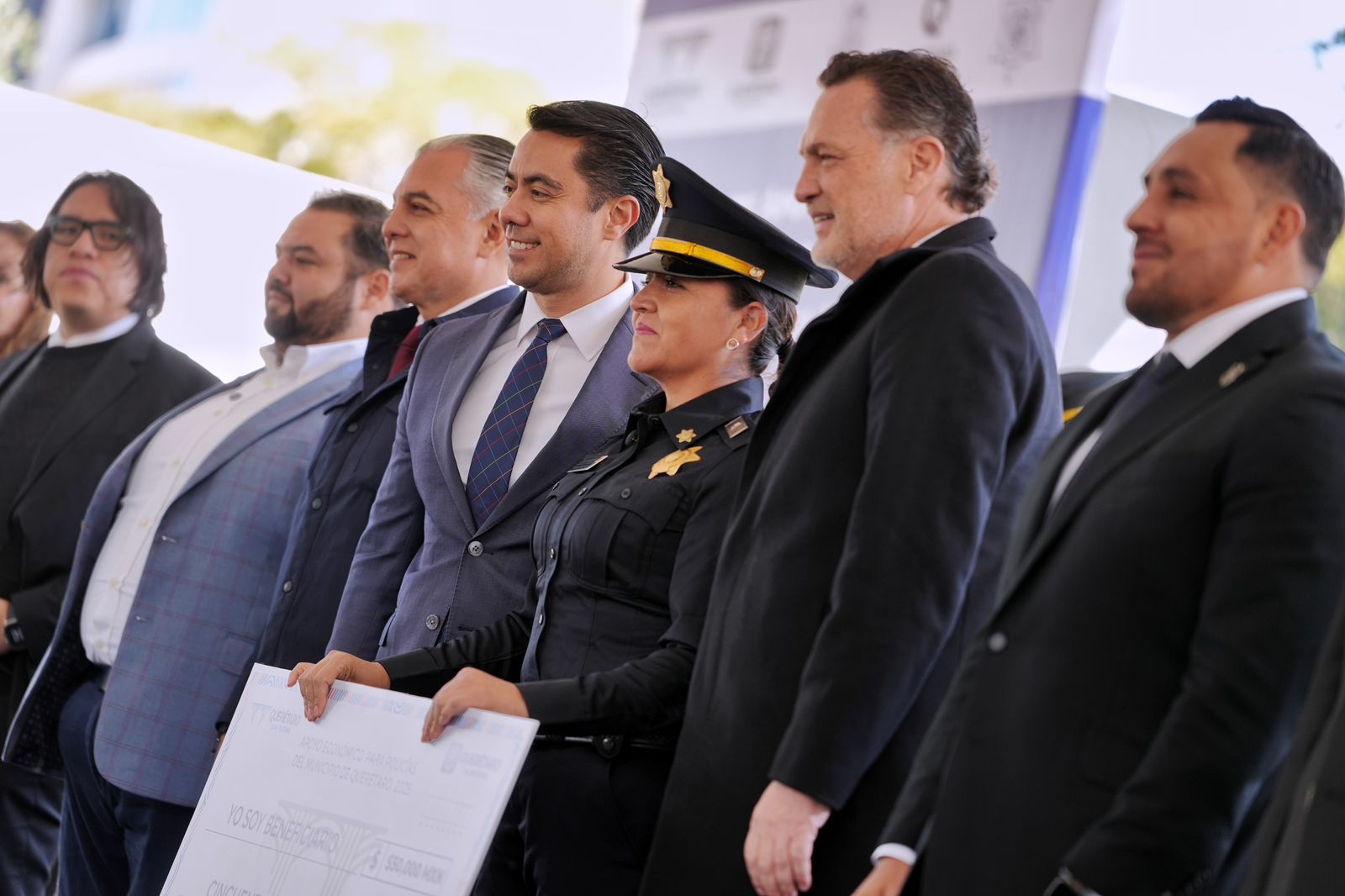 Entrega Felifer Macías 300 apoyos económicos de vivienda a personal policial