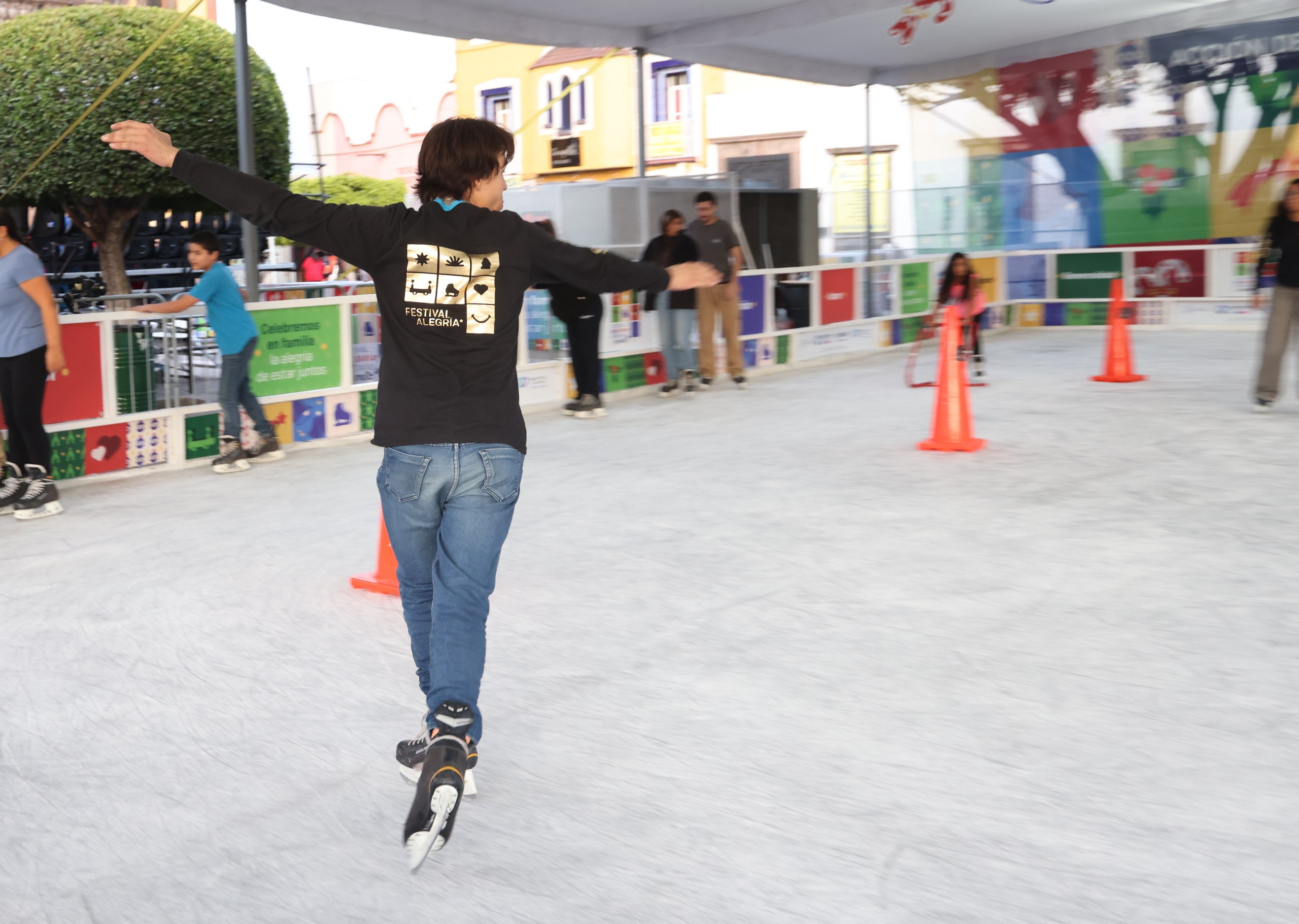 Continúan en operación las Pistas de Hielo del Festival Alegría Contigo 2025