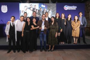 Chepe Guerrero entrega premios a jóvenes emprendedores.