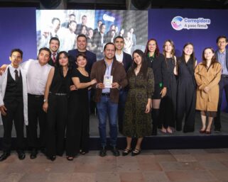 Chepe Guerrero entrega premios a jóvenes emprendedores.