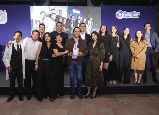 Chepe Guerrero entrega premios a jóvenes emprendedores.