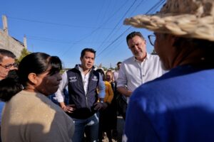 Acompaña Felifer Macías al Gobernador a la entrega de contratos de agua potable en Colinas de Santa Cruz