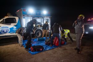 Autoridades de El Marqués, realizan rescate nocturno de canino en pozo de difícil acceso.
