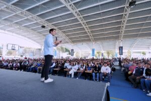 Encabeza Felifer Macías entrega de computadoras portátiles del programa Conectados.