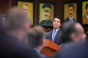 Entrega Felifer Macías más de mil computadoras en Santa Rosa Jáuregui