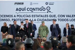 Asiste Felifer Macías a la entrega del Mérito Policial
