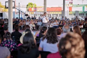 Reconoce Felifer Macías a adultos mayores por su contribución a la sociedad queretana.