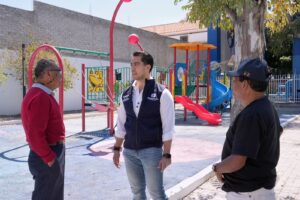 Entrega Felifer Macías rehabilitación del parque en la colonia Las Plazas