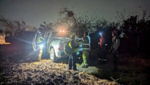 Elementos de Protección Civil en Corregidora realizaron el rescate de un joven de 22 años que quedó atrapado en un peñasco.
