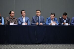 Firma Felifer Macías Convenio de Regularización de Negociaciones Comerciales