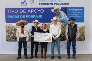 Rodrigo Monsalvo entrega 30 mil pacas de forraje en apoyo a productores pecuarios en El Marqués