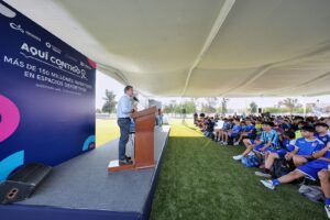 Asiste Felifer Macías a la entrega de la rehabilitación del Campo de Fútbol de la Unidad Deportiva “Plutarco Elías Calles”
