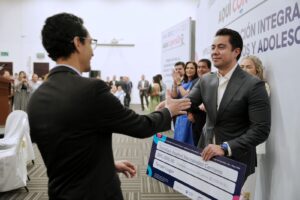 Reconoce Felifer Macías la labor de los maestros para formar mejores generaciones
