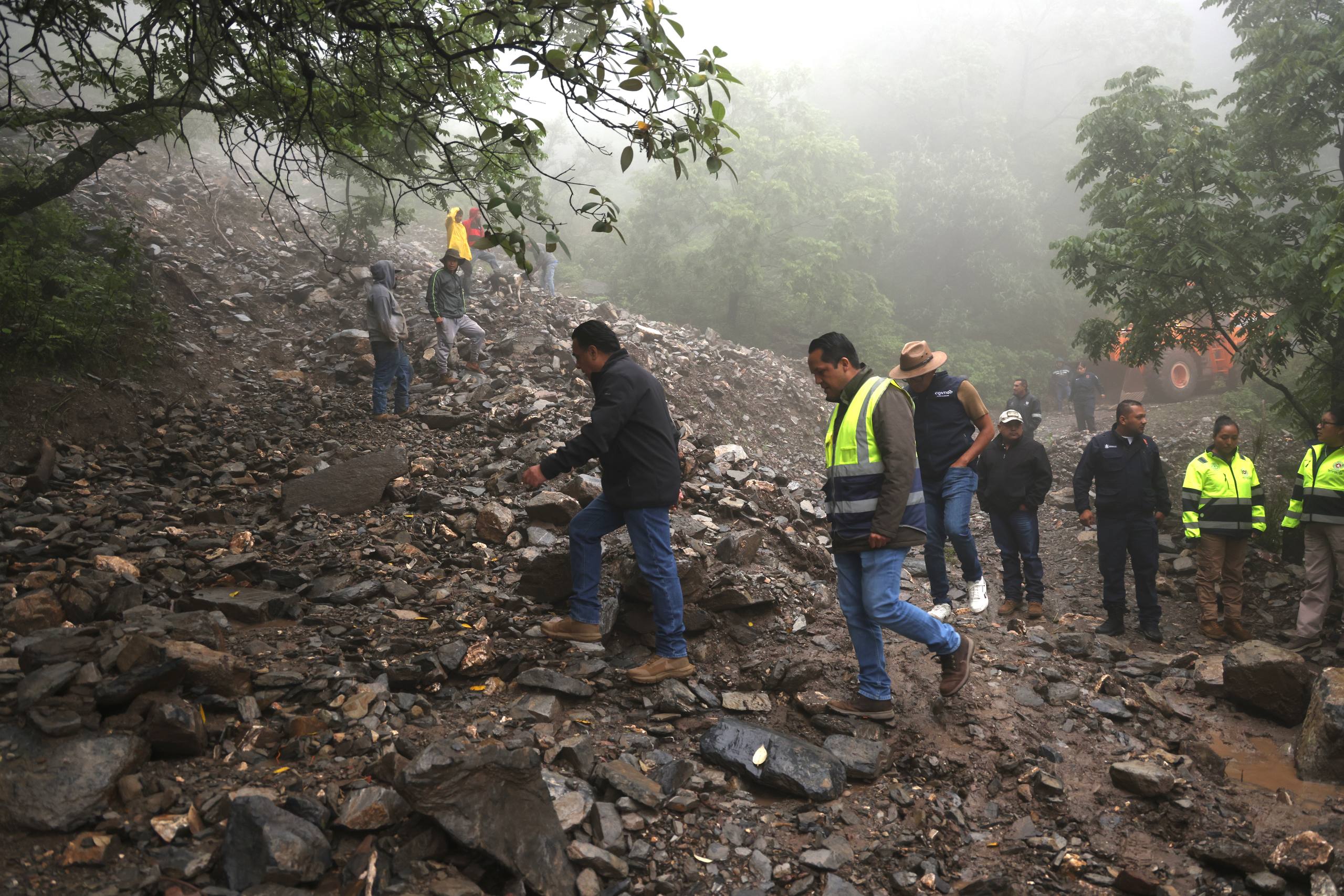 Atiende Luis Nava afectaciones por deslave en Joyas de Bucareli