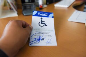 DIF Corregidora ha entregado más de 800 tarjetones de estacionamiento a personas con discapacidad