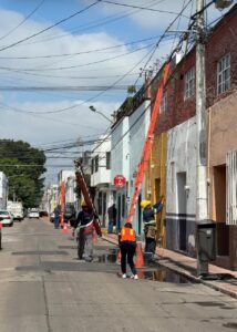 Continua el retiro de cableado en desuso de las principales avenidas de la capital