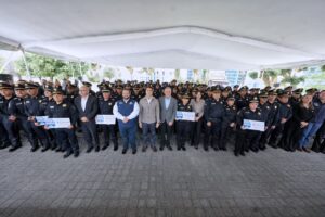 Entrega Felifer Macías 370 Apoyos Económicos a Policías Municipales.