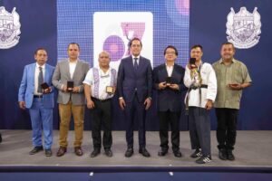 Entrega Chepe Guerrero Preseas a Ciudadanos