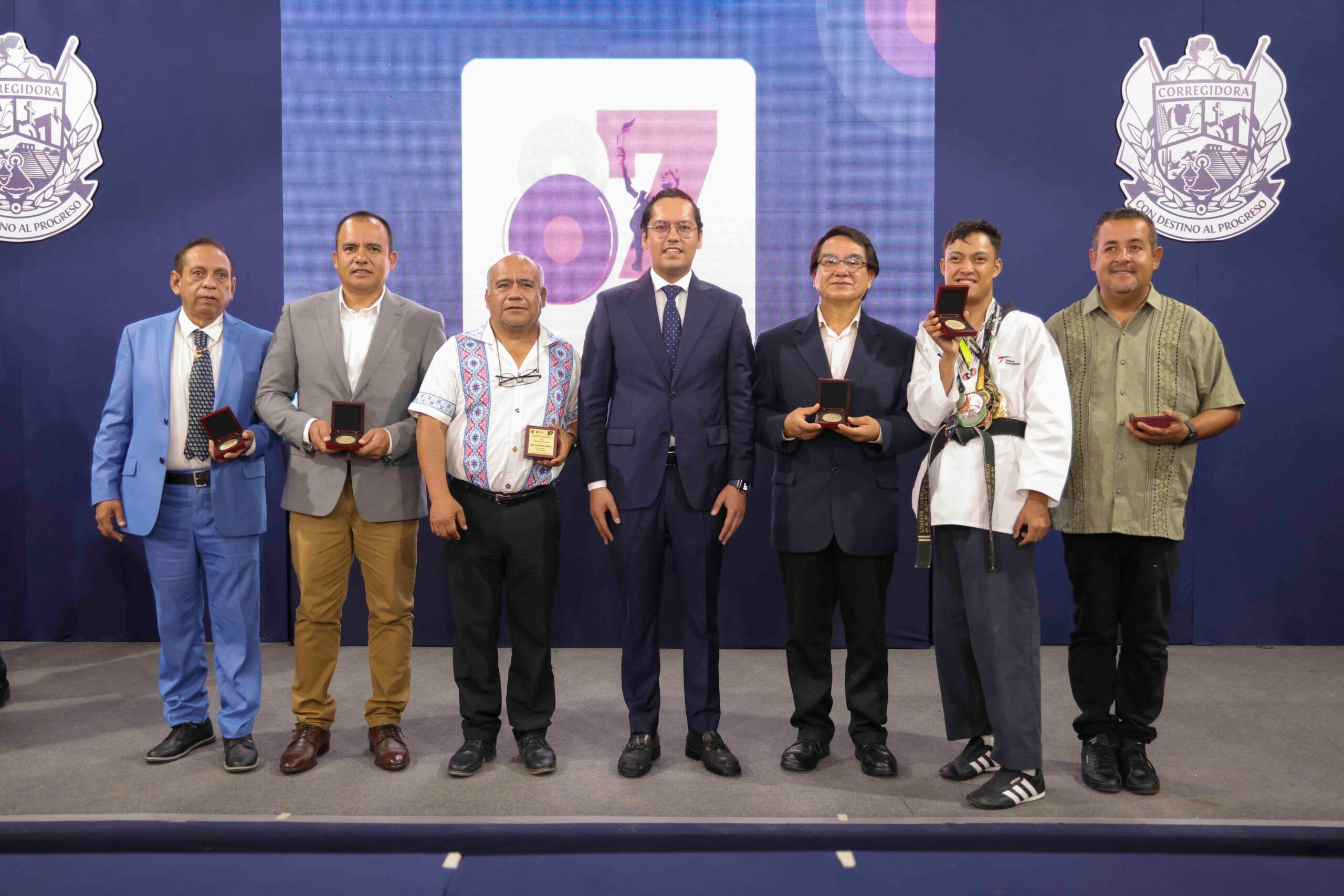 Entrega Chepe Guerrero Preseas a Ciudadanos