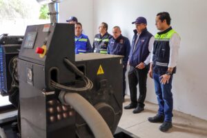 Chepe Guerrero y Eric Gudiño supervisan el funcionamiento del cárcamo de Puerta Real II.