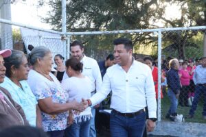 Jairo Morales, Presidente Municipal de Huimilpan, y Luis Alberto Vega Ricoy, vocal ejecutivo de la CEA, dan inicio a la perforación de un nuevo pozo en Los Cues
