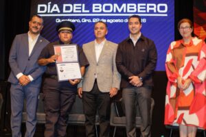 Bomberos representan lo mejor de Querétaro: Felifer Macías