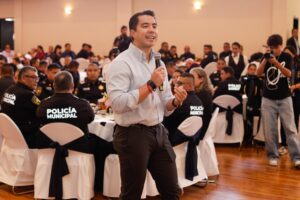 Reconoce Felifer Macías la trayectoria de las y los trabajadores municipales