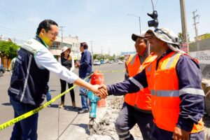Chepe Guerrero supervisa la construcción de parada de autobús en Avenida Candiles
