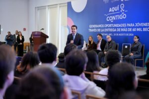 Llama Felifer Macías a jóvenes a aprovechar las oportunidades de Querétaro