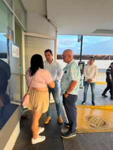 El presidente municipal, Felifer Macías, visitó en el Hospital del Niño y la Mujer a la menor que resultó lesionada la tarde de este domingo por la caída de un árbol en Av. Corregidora.