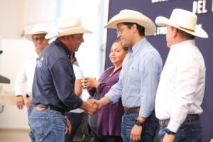 Entrega Chepe Guerrero Apoyo para Productores del Campo.