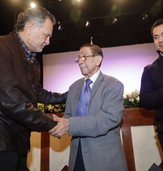 Reconoce Gobernador trayectoria y legado cultural del maestro Aurelio Olvera Montaño